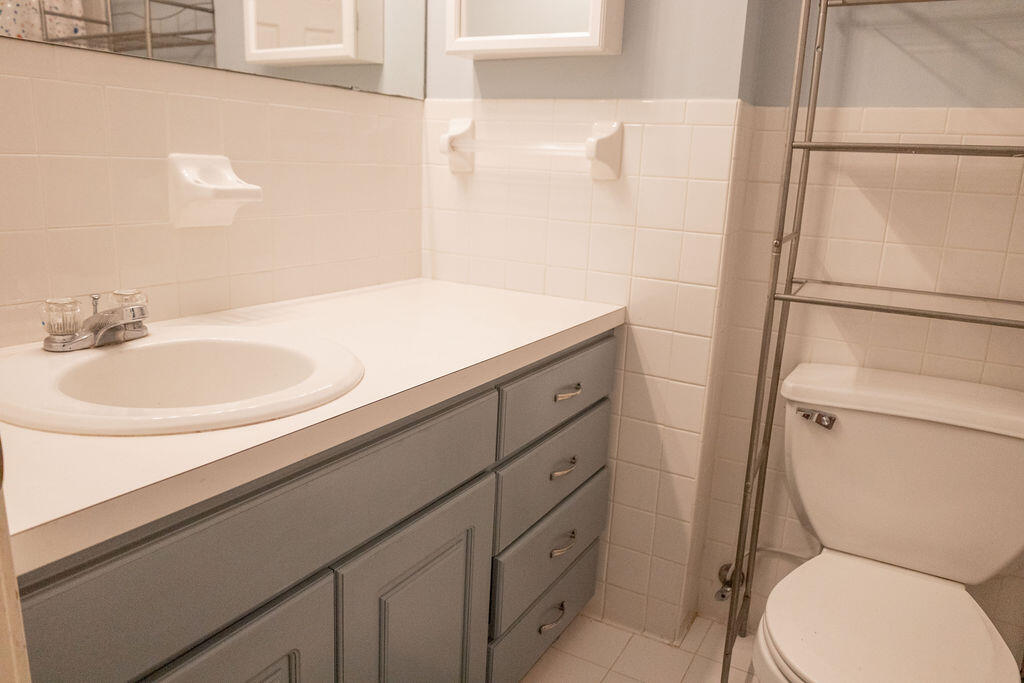 406 Ravenwood Road Walterboro, SC 29488 - Photo 16 of 26 Guest Bathroom