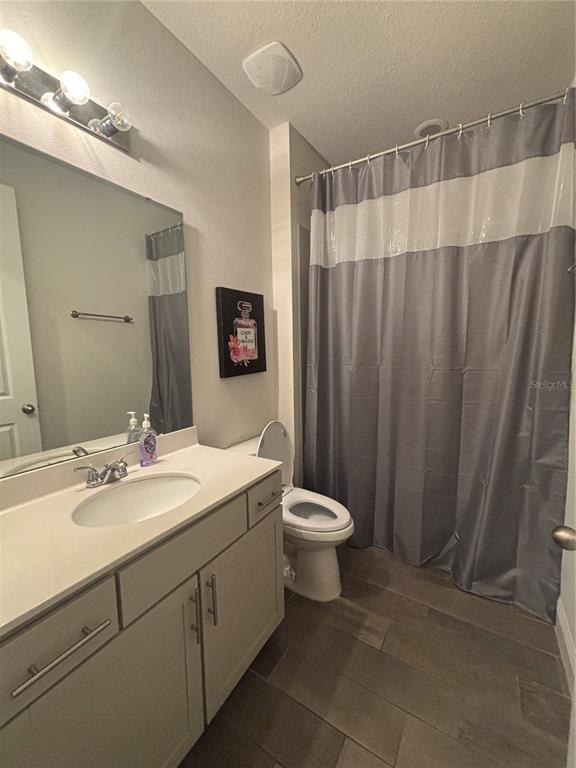 1222 Yorkshire Court Davenport, FL 33896 - Photo 4 of 17 a bathroom with a sink a toilet and shower