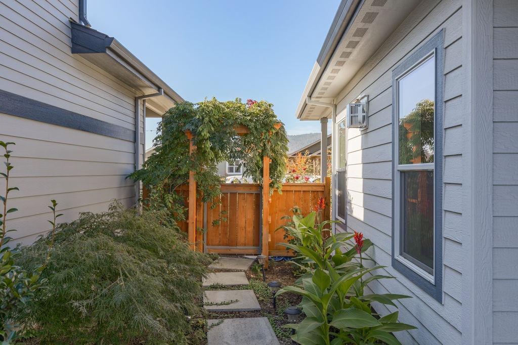 1412 North Haskell Street Central Point, OR 97502 - Photo 10 of 29 Additional Photo