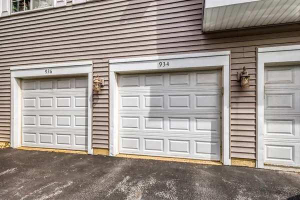 $264,900 | 934 Surrey Lane, Unit 2, Sleepy Hollow, IL 60118