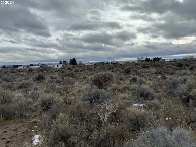 a view of a sky view in back yard