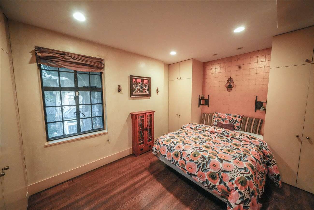 2501 Palisade Avenue, Unit G1 Bronx, NY 10463 - Photo 11 of 24 a bedroom with a bed and a window