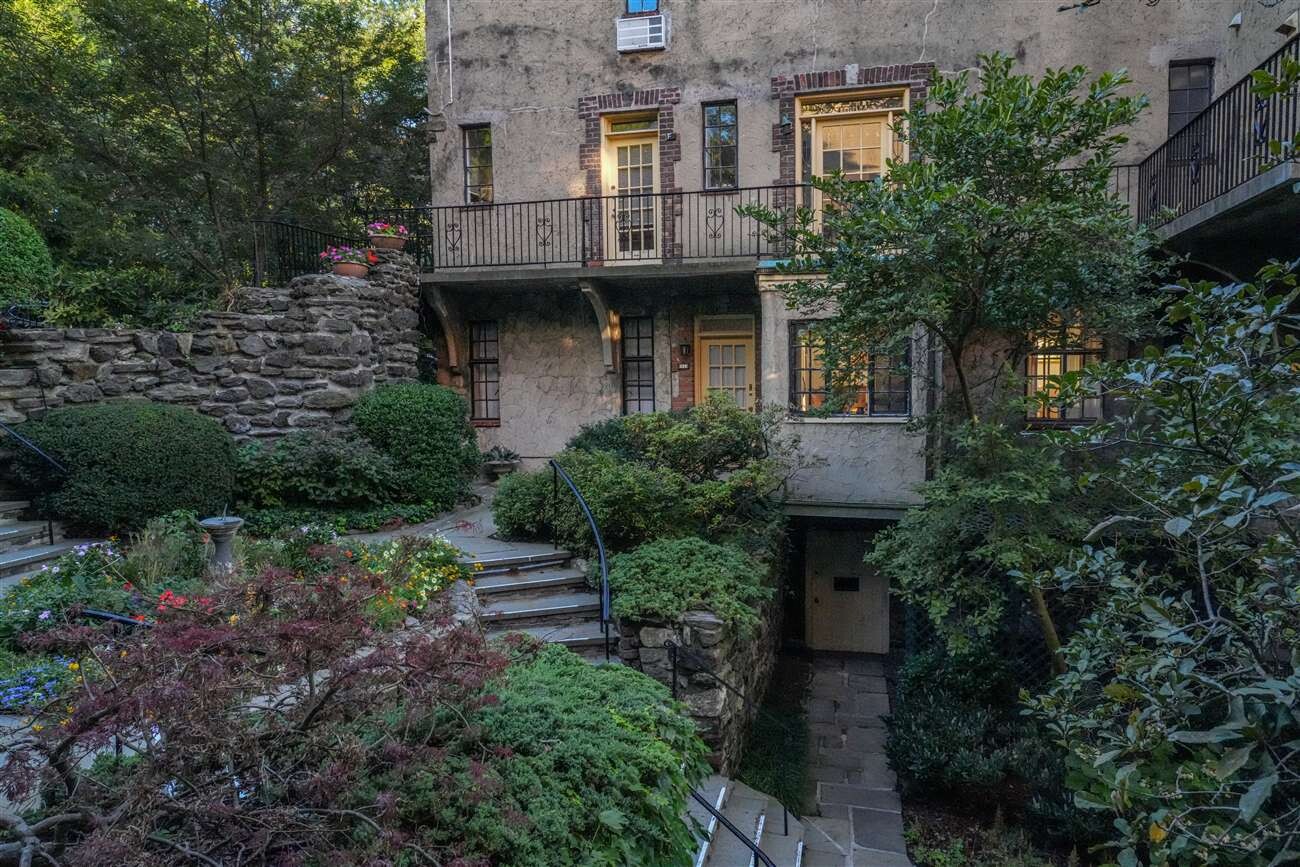 2501 Palisade Avenue, Unit G1 Bronx, NY 10463 - Photo 13 of 24 a view of a yard in front of house