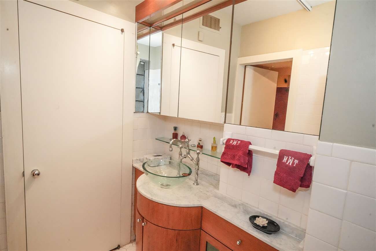 2501 Palisade Avenue, Unit G1 Bronx, NY 10463 - Photo 14 of 24 a bathroom with a sink and a mirror
