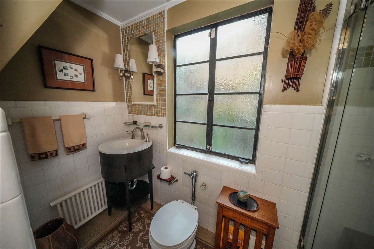 2501 Palisade Avenue, Unit G1 Bronx, NY 10463 - Photo 18 of 24 a bathroom with a sink and a mirror