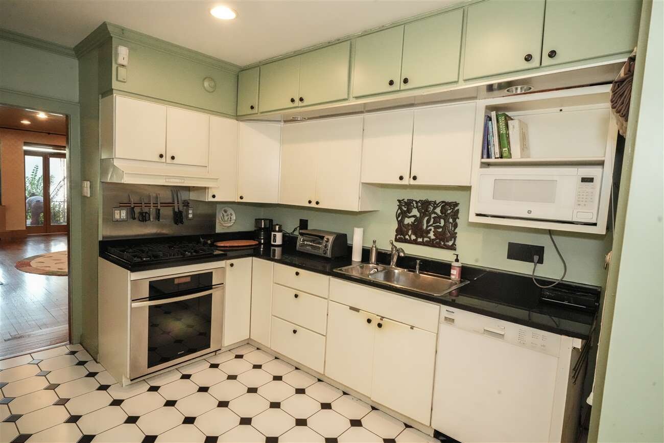 2501 Palisade Avenue, Unit G1 Bronx, NY 10463 - Photo 20 of 24 a kitchen with granite countertop a sink a stove and cabinets