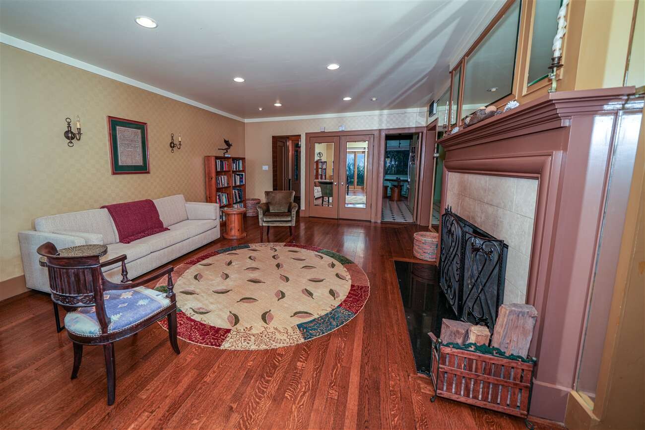 2501 Palisade Avenue, Unit G1 Bronx, NY 10463 - Photo 7 of 24 a living room with furniture a rug and a window