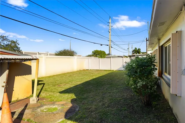 a view of a backyard