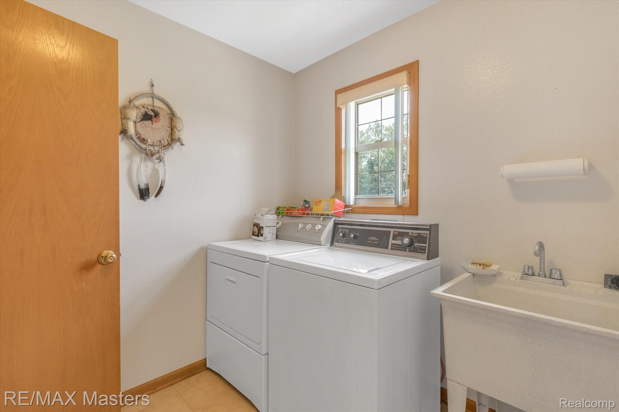 1900 Post Road Newport, MI 48166 - Photo 11 of 42 Large Laundry Room Off Kitchen W Laundry Tub