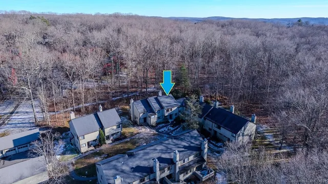 $299,990 | 4 Fox Run, Unit 4, Woodbury, CT 06798