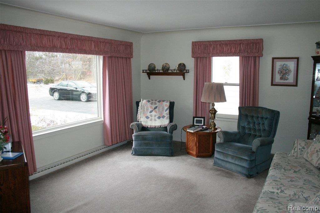2550 Benstein Road Walled Lake, MI 48390 - Photo 11 of 20 Living Room