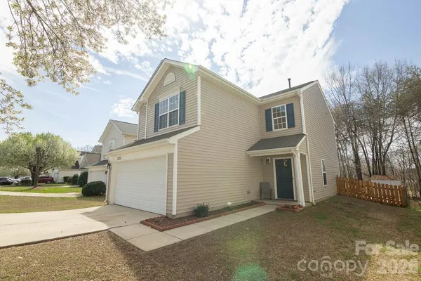 a view of a house with a yard