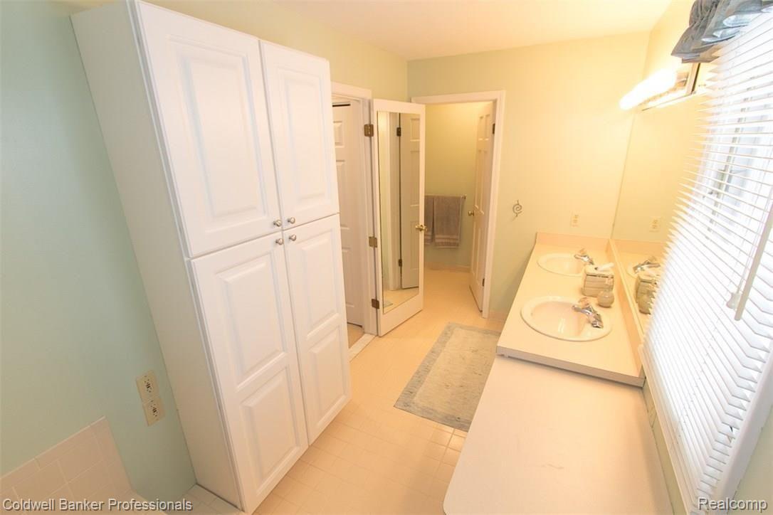 36874 Chesapeake Road Farmington, MI 48335 - Photo 28 of 46 Master Bath