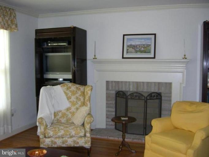 2477 Five Shillings Road Frederick, MD 21701 - Photo 6 of 25 Living Room