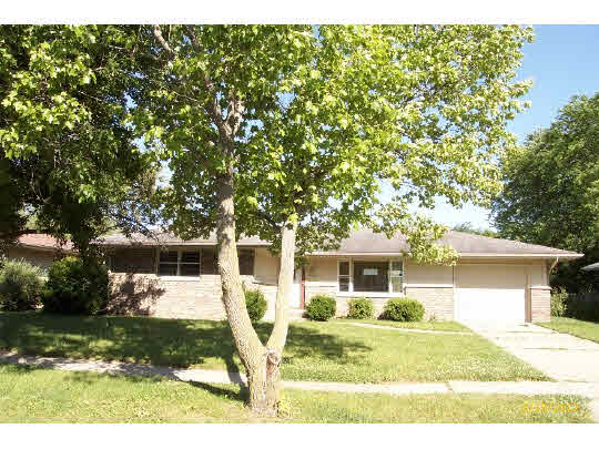 420 Rebecca Road Belvidere, IL 61008 - Photo 1 of 11 a front view of a house with a yard