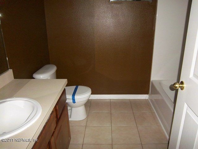 7920 Merrill Road, Unit 2113 Jacksonville, FL 32277 - Photo 7 of 7 a bathroom with a sink a toilet and a tub