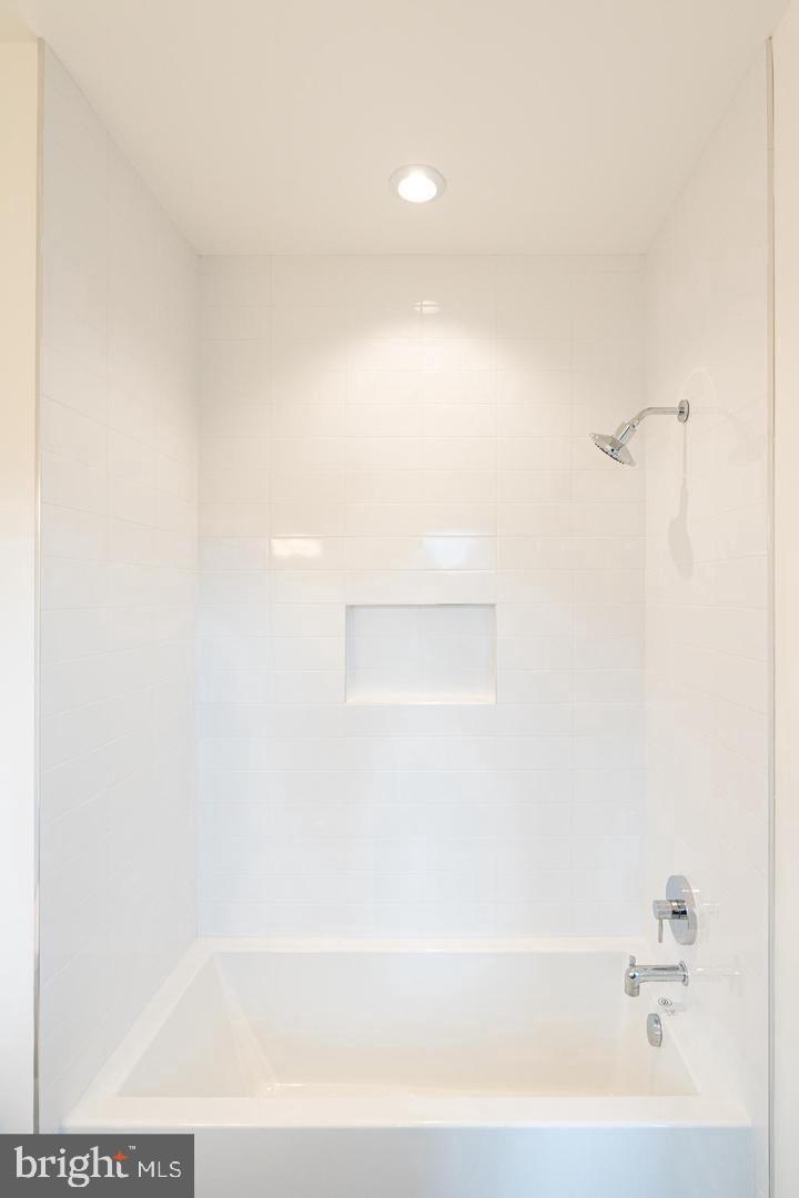 110 Tapawingo Road Southwest Vienna, VA 22180 - Photo 52 of 69 Upper level bathtub