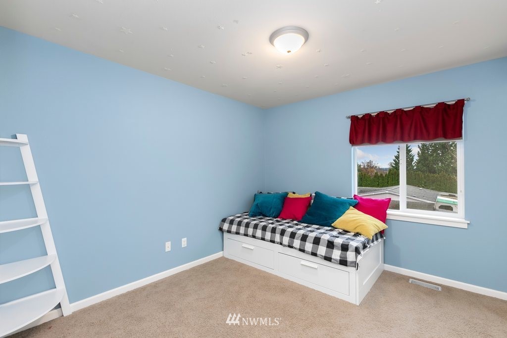 552 Mount Baker Place Northeast Renton, WA 98059 - Photo 17 of 25 a living room with furniture and a couch
