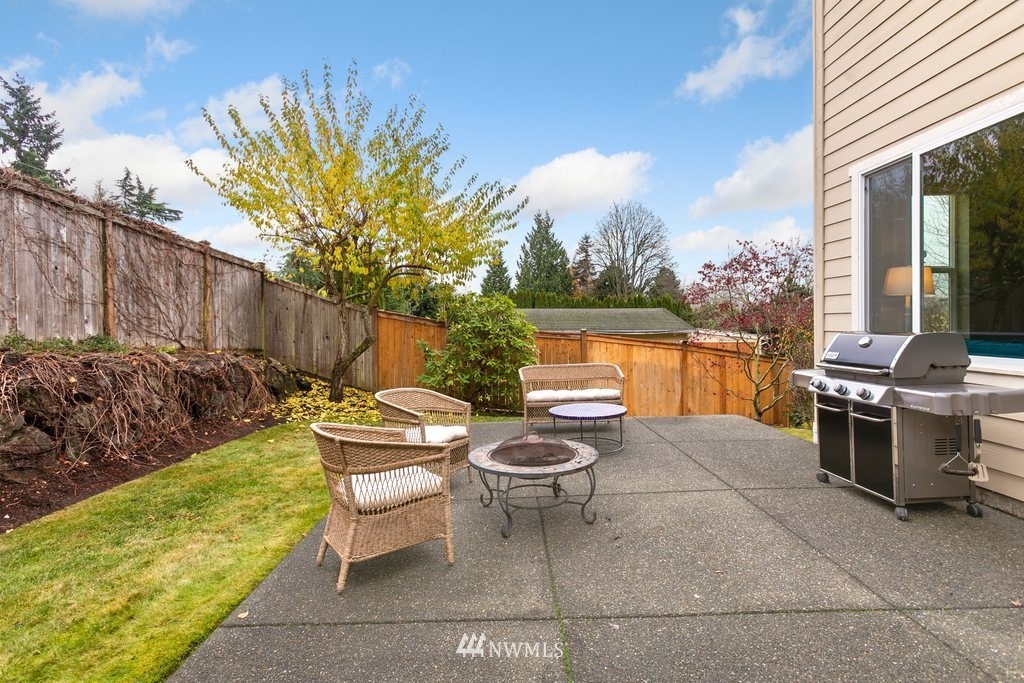 552 Mount Baker Place Northeast Renton, WA 98059 - Photo 23 of 25 a backyard of a house with table and chairs