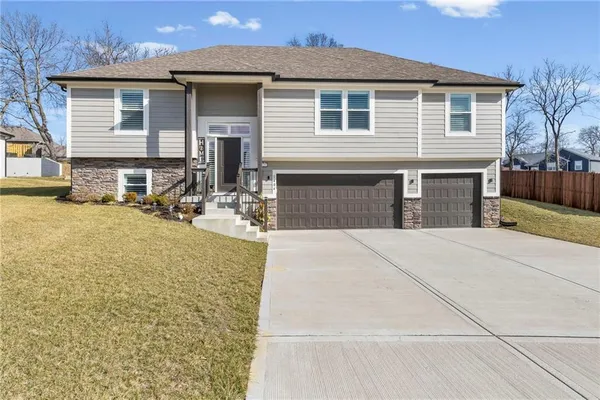 $430,000 | 1404 Northwest Maple Drive, Grain Valley, MO 64029
