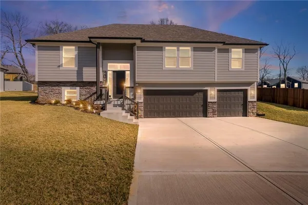$430,000 | 1404 Northwest Maple Drive, Grain Valley, MO 64029