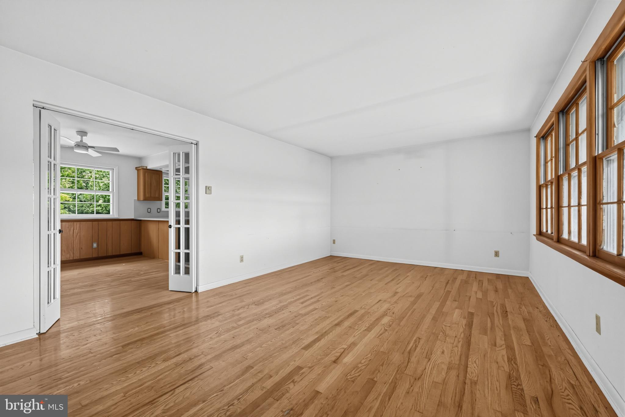 137 Wheat Road Buena, NJ 08360 - Photo 11 of 30 Living Room
