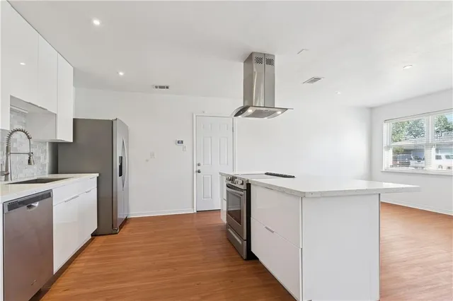 $369,900 | 3205 Lake Trail Drive, Metairie, LA 70003