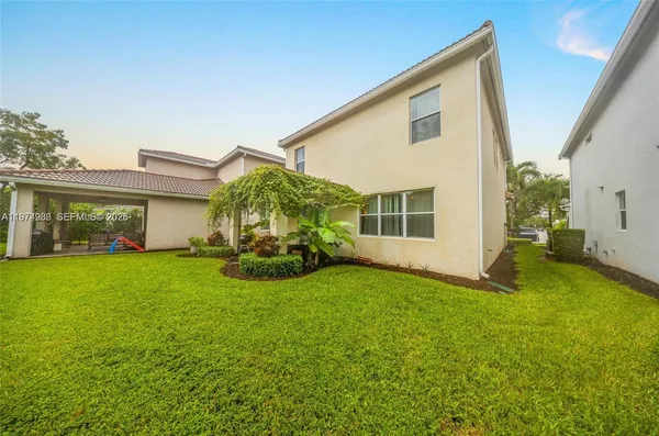 a view of a house with backyard and porch