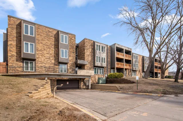 $185,000 | 450 Ford Road, Unit 225, St. Louis Park, MN 55426