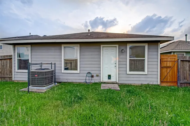 a view of a house with a backyard