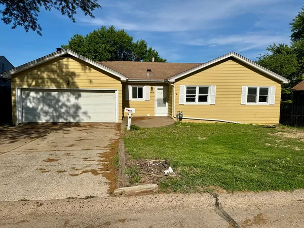 $2,200 | 2518 13th Street, Rock Island, IL 61201