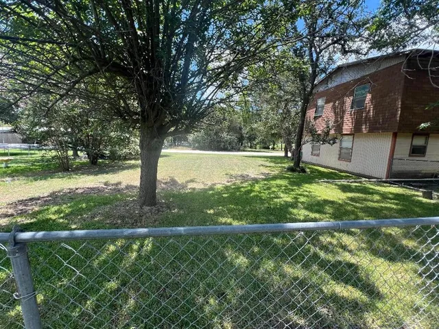 a view of a back yard