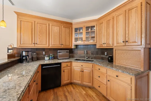 $699,900 | 1 Tall Oaks Drive, New Milford, CT 06776