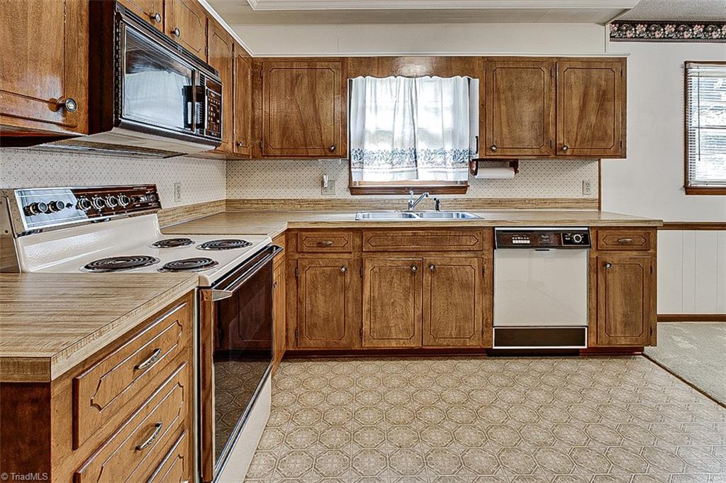 1424 Pepperidge Road Asheboro, NC 27205 - Photo 5 of 17 Gallery Image 5