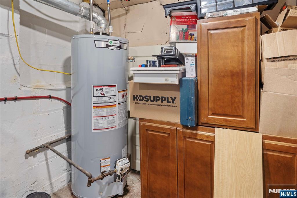 61-63 Keer Avenue Newark, NJ 07112 - Photo 23 of 33 a utility room with dryer and washer