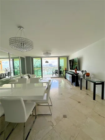 $8,950 | 1455 Ocean Drive, Unit 1211, Miami Beach, FL 33139