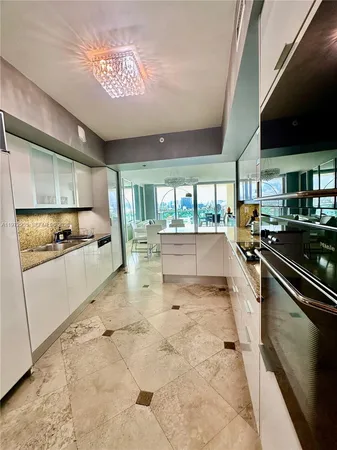 $8,950 | 1455 Ocean Drive, Unit 1211, Miami Beach, FL 33139