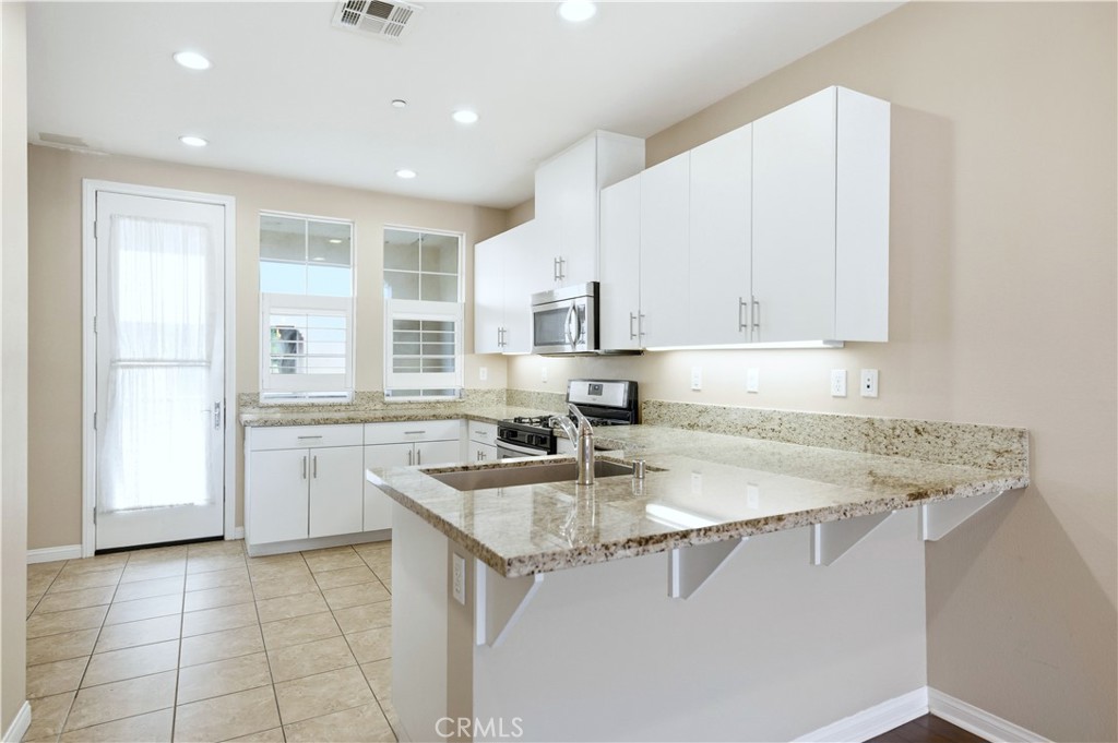 810 East Promenade, Unit C Azusa, CA 91702 - Photo 12 of 41 Kitchen