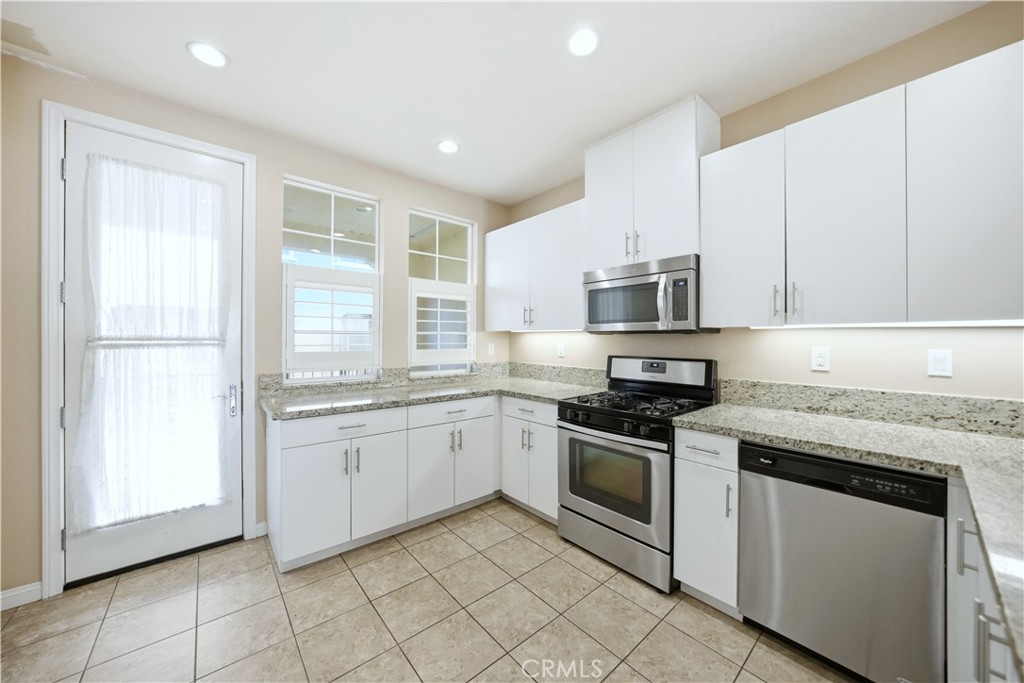 810 East Promenade, Unit C Azusa, CA 91702 - Photo 13 of 41 Kitchen