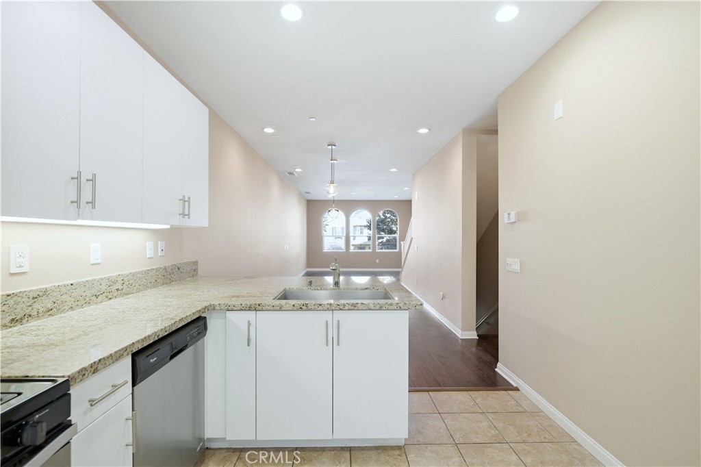 810 East Promenade, Unit C Azusa, CA 91702 - Photo 14 of 41 Kitchen