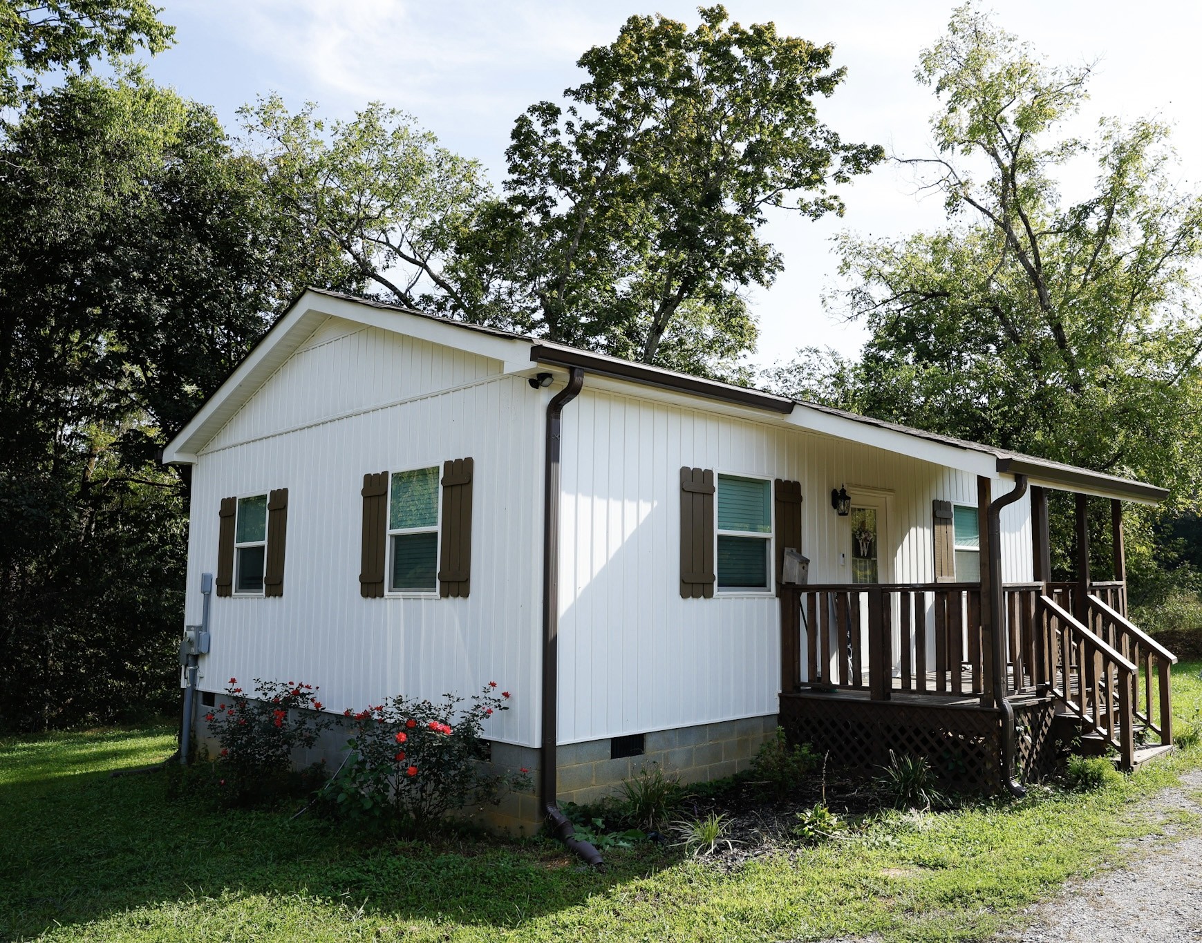 a view of a house with yard and plants