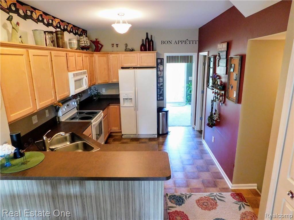 2136 Knotty Pine Trail Howell, MI 48855 - Photo 5 of 19