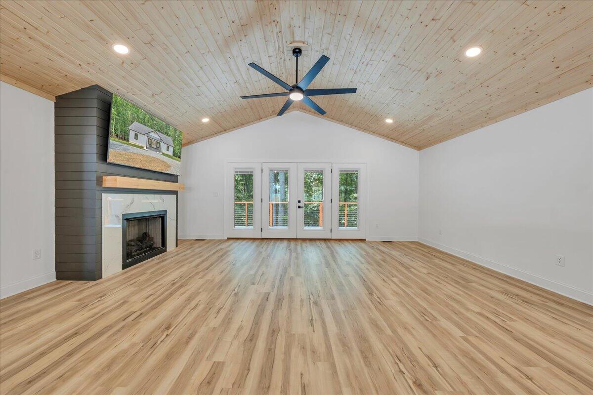 2365 Lakewood Forest Road Moneta, VA 24121 - Photo 12 of 90 Living Room