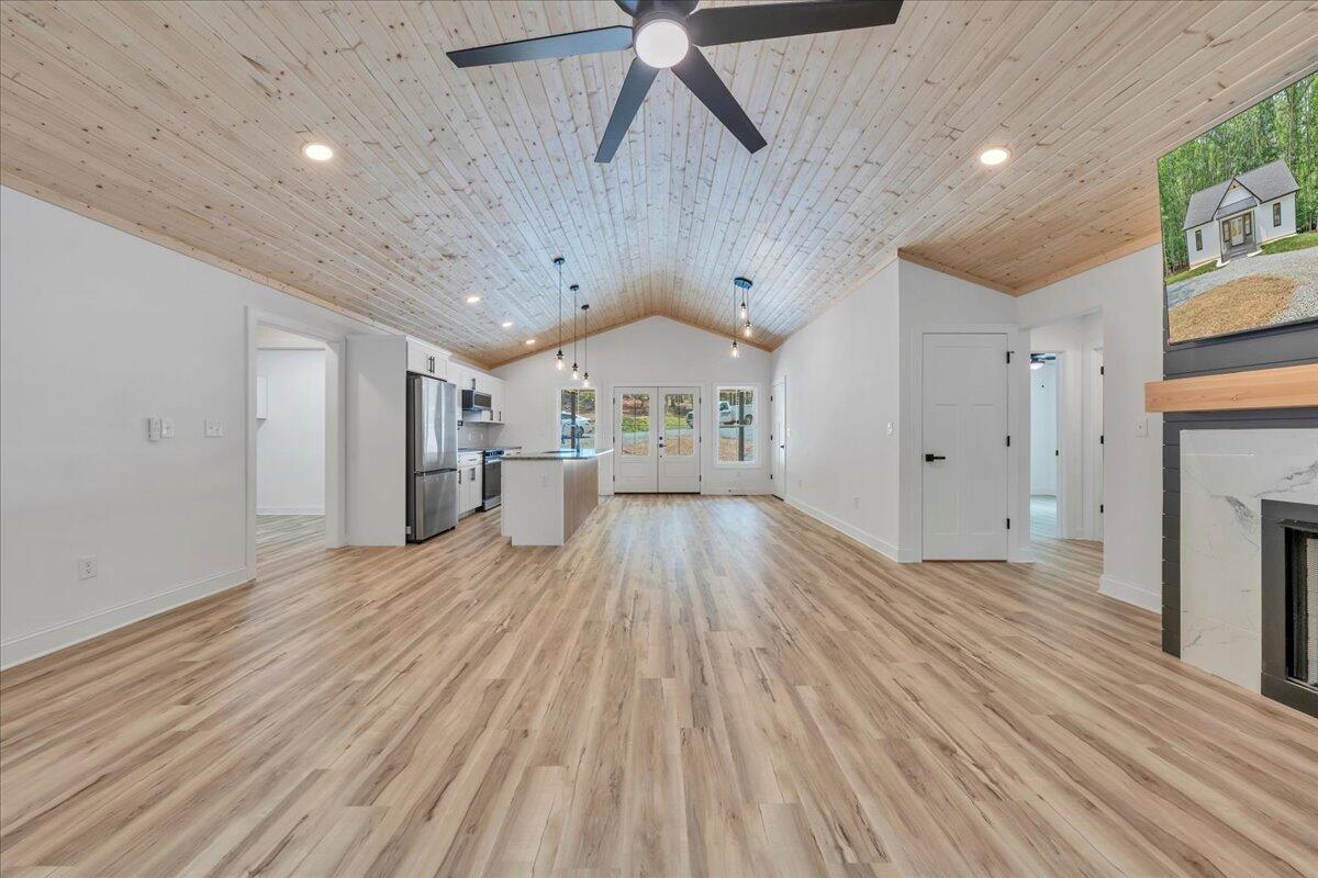 2365 Lakewood Forest Road Moneta, VA 24121 - Photo 15 of 90 Living Room