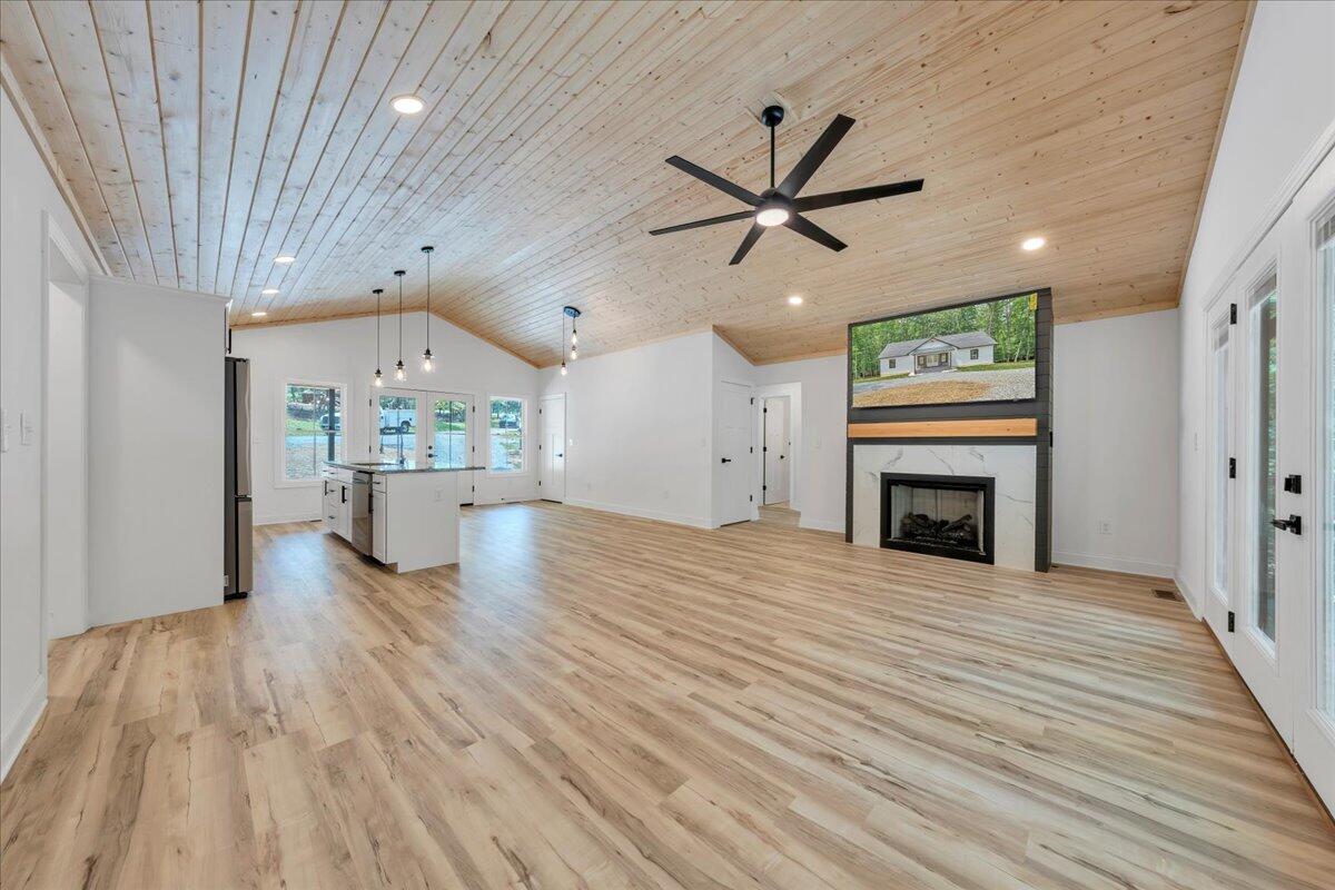 2365 Lakewood Forest Road Moneta, VA 24121 - Photo 6 of 90 Living Room