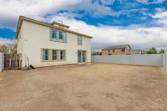 a view of backyard of the house