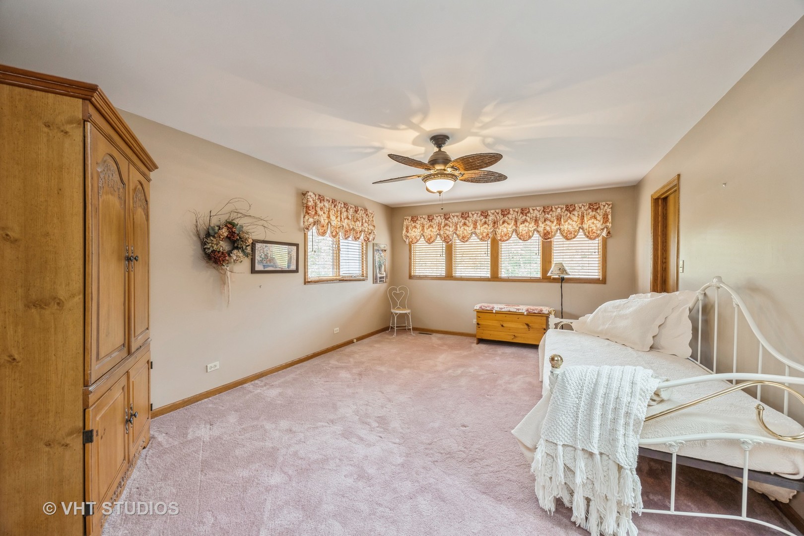 229 Shea Drive Flossmoor, IL 60422 - Photo 12 of 25 a view of a livingroom with furniture and a ceiling fan