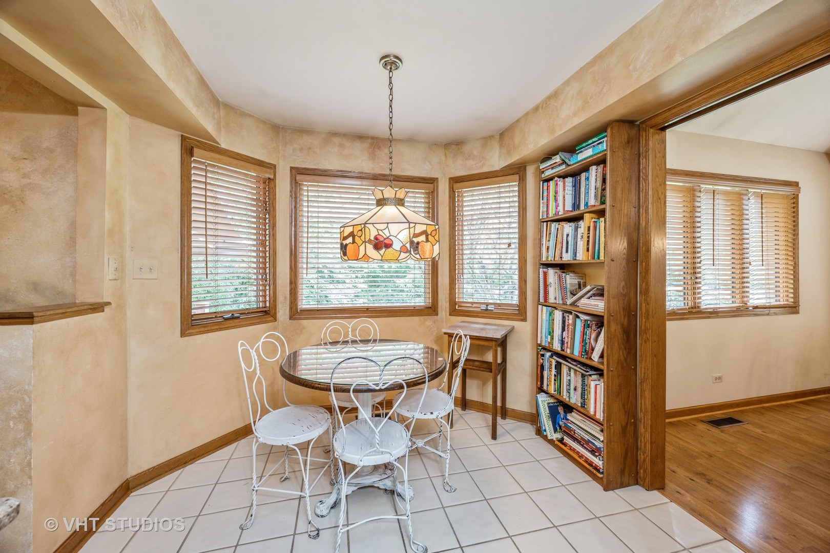229 Shea Drive Flossmoor, IL 60422 - Photo 5 of 25 a dining room with furniture a rug and wooden floor