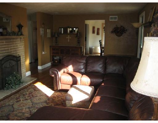 348 Fort Couch Road Upper St. Clair, PA 15241 - Photo 3 of 8 Living Room.