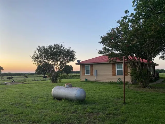 a view of a house with a backyard
